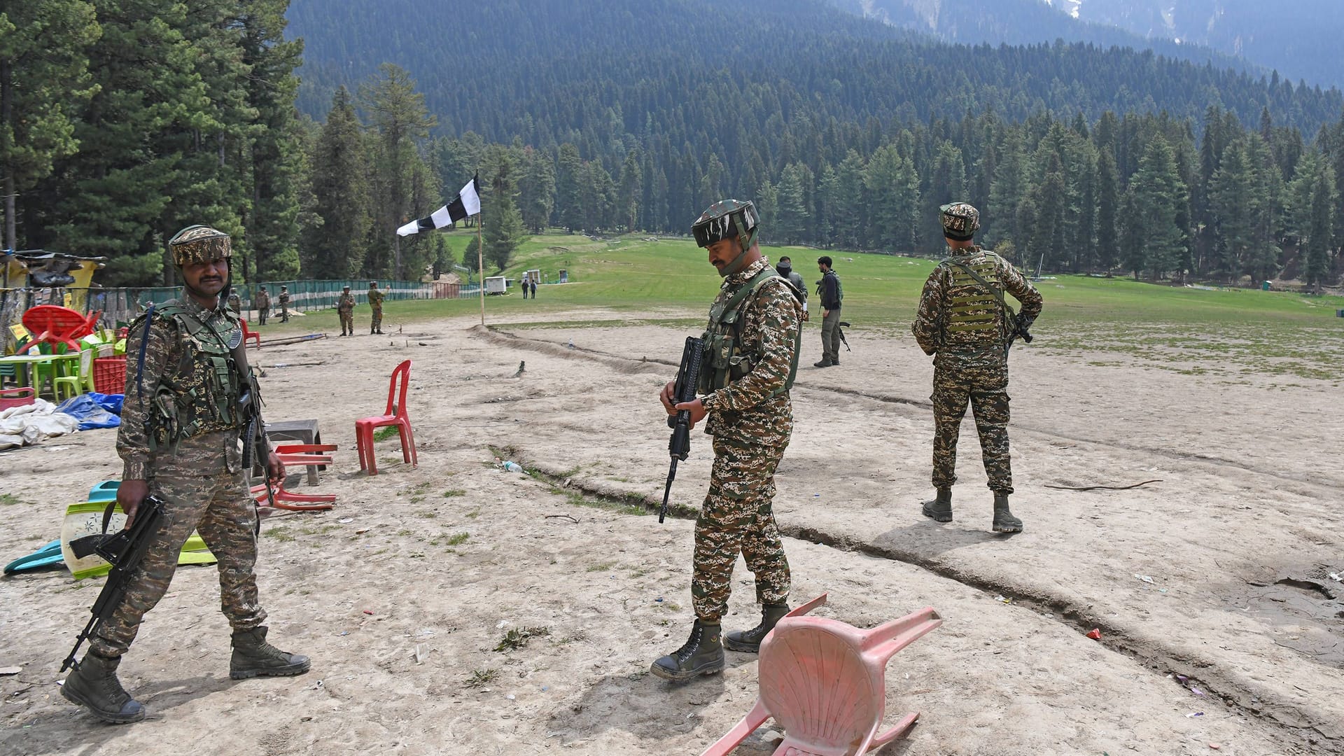 Indische Sicherheitskräfte am Anschlagsort in Kaschmir.