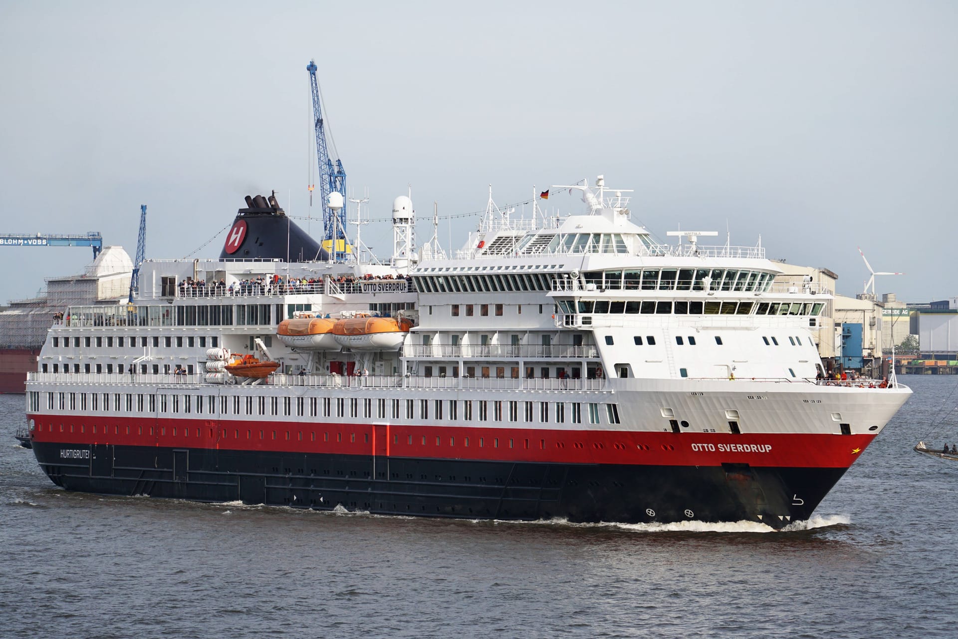 Auslaufen der MS Otto Sverdrup aus Hamburg: Das Schiff wird weiter für Kreuzfahrten Richtung Norwegen eingesetzt.
