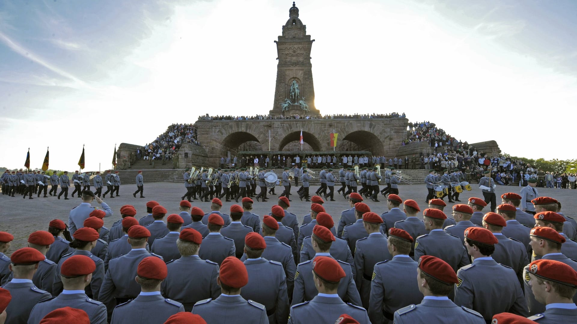 Vereidigung von neuen Soldaten im Jahr 2011 (Archivbild): Die Rekruten gehörten zu den ersten Soldaten, die den freiwilligen Wehrdienst leisteten. Vereidigung von neuen Soldaten im Jahr 2011 (Archivbild): Die Rekruten gehörten zu den ersten Soldaten, die den freiwilligen Wehrdienst leisteten.