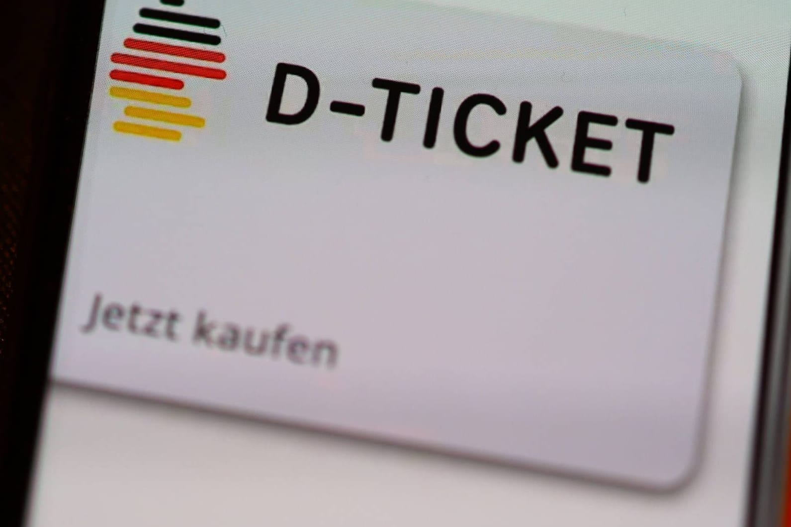 Eine App weist auf das Deutschlandticket hin (Symbolbild): In Hamburg nutzen fast 900.000 Menschen das Angebot.