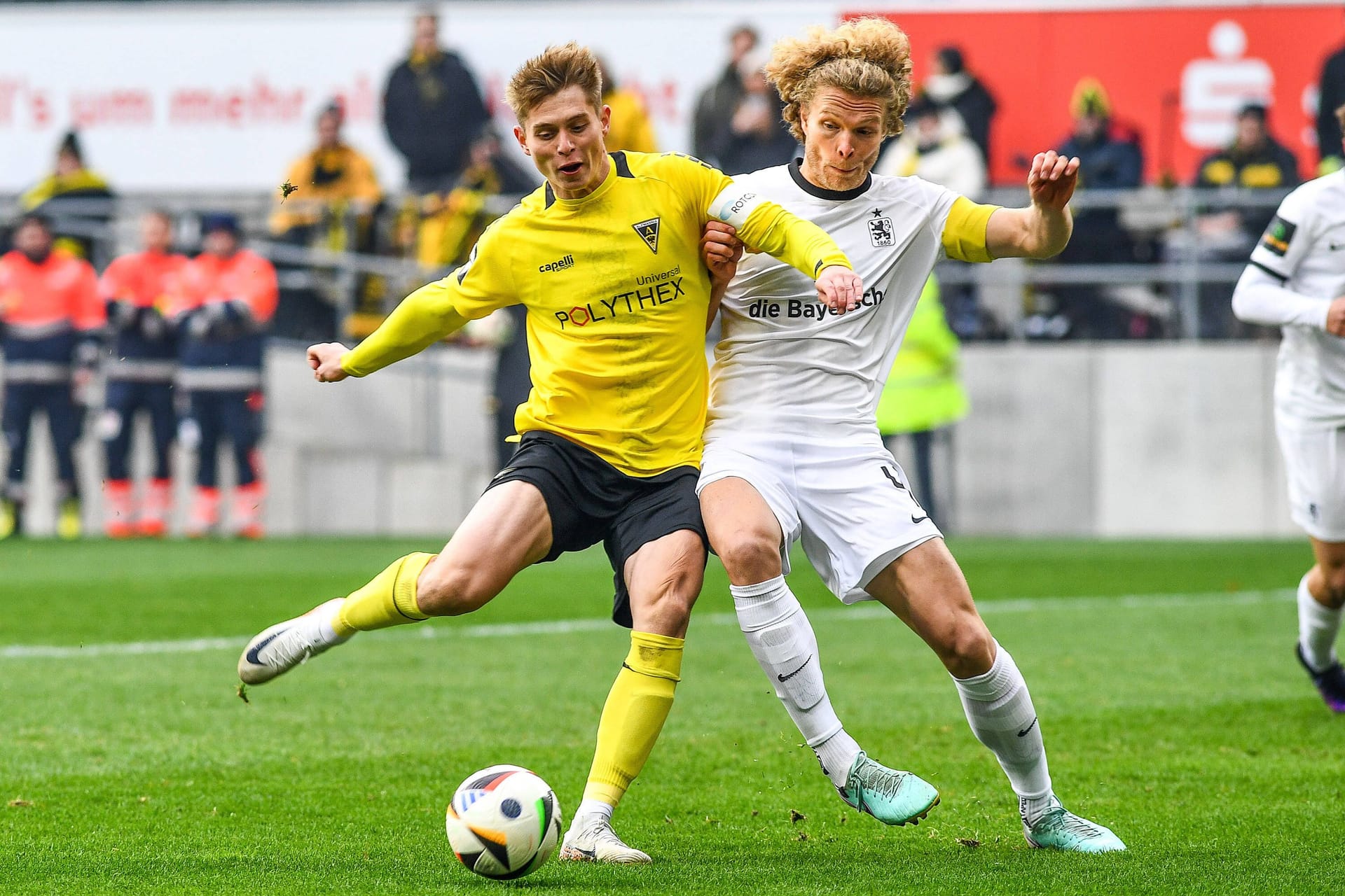 Kapitän Jesper Verlaat (r.) im Duell mit Aachens Anton Heinz: Im Hinspiel trennten sich beide Teams 1:1-Unentschieden.