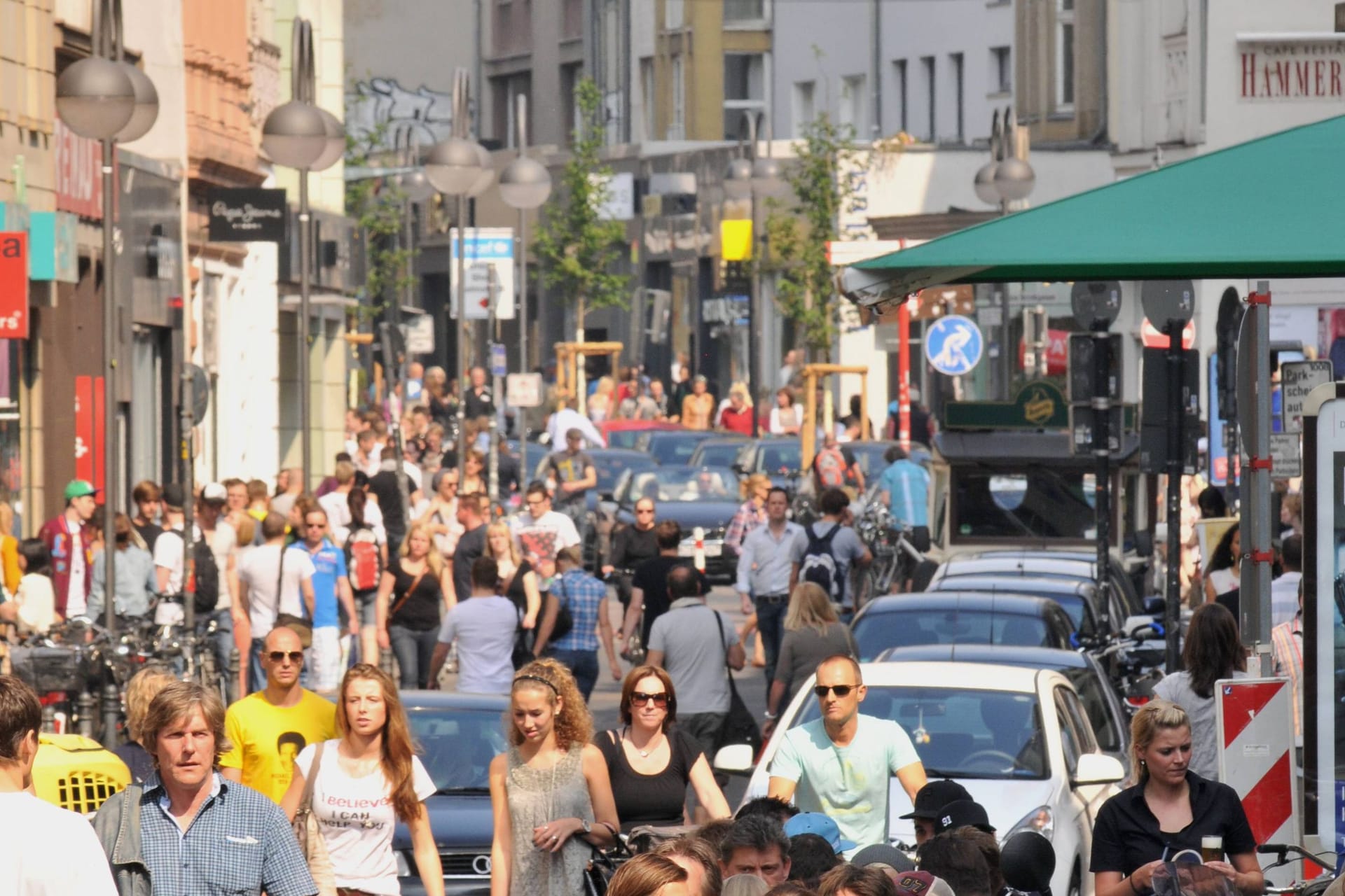 Die Kölner Ehrenstraße: Die autofreie Zone auf der Einkaufsstraße wird von vielen Menschen positiv wahrgenommen.