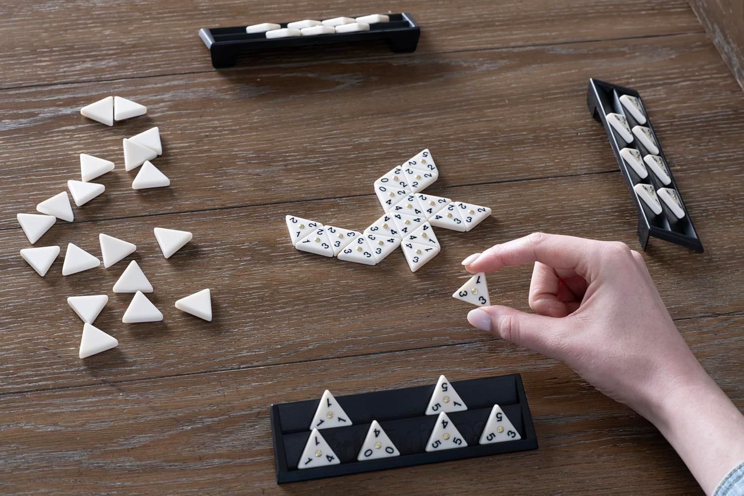 Die Spielregeln für Triominos sind schnell erklärt. So wird der Spieleabend für die ganze Familie zum Vergnügen.