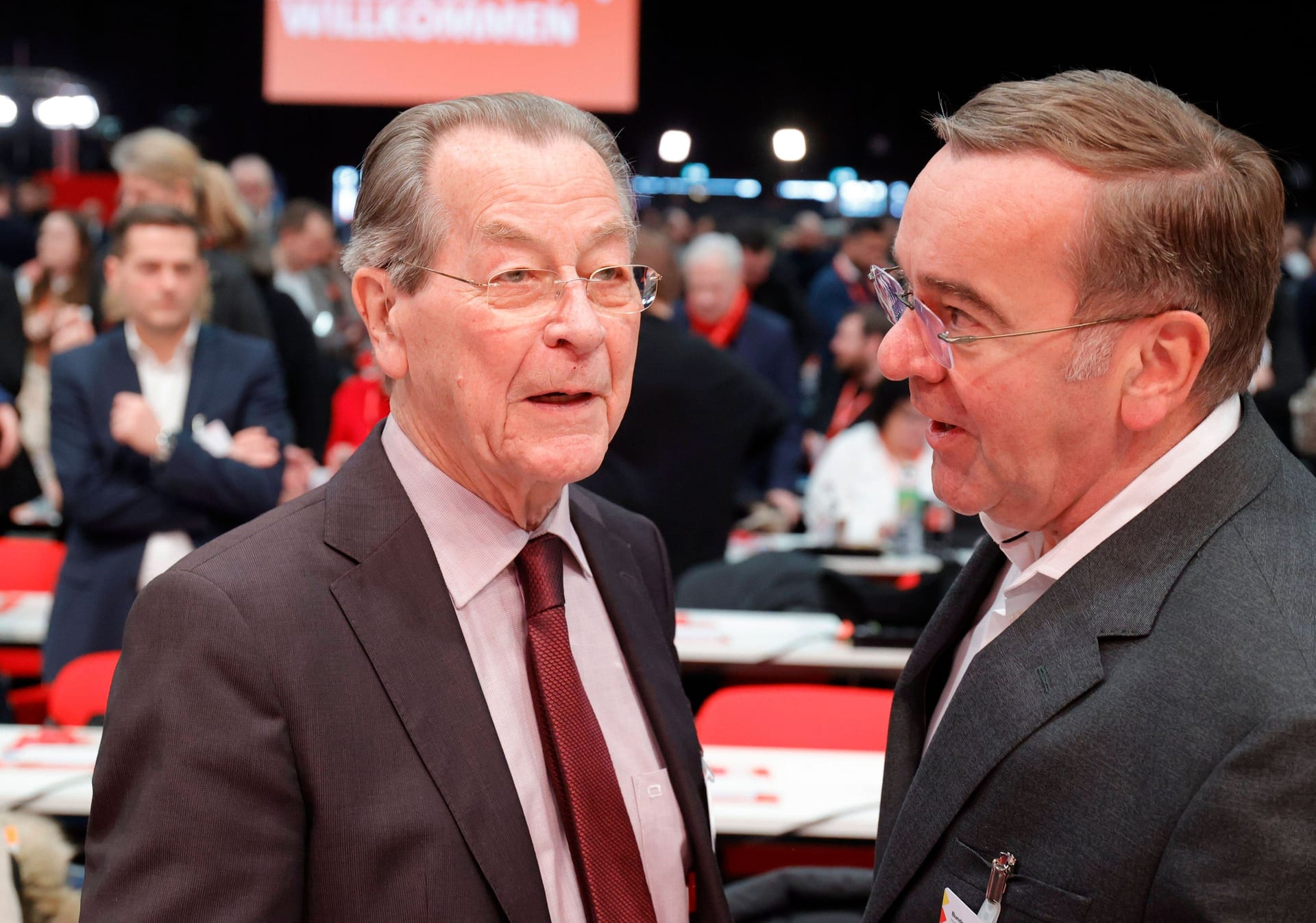 Franz Müntefering (l.) im Austausch mit Bundesverteidigungsminister Boris Pistorius.
