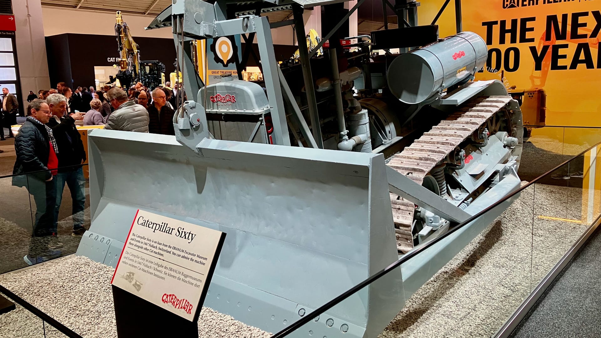 Raupenfahrzeug "Old Sixty" von Caterpillar aus dem Jahre 1928 auf der Bauma.