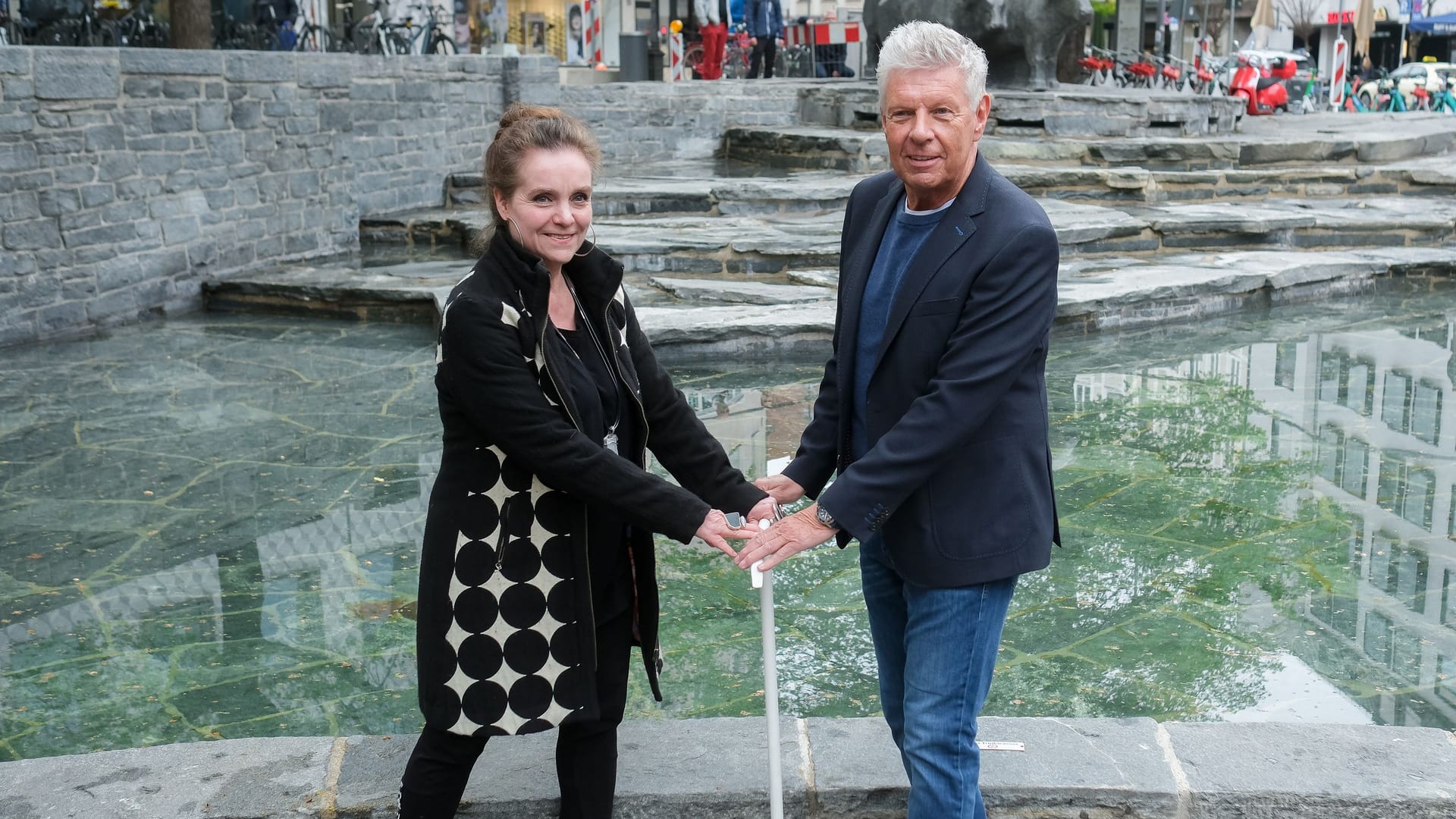 Oberbürgermeister Dieter Reiter (rechts) mir Baureferentin Jeanne-Marie Ehbauer (links): Allmählich werden im ganzen Stadtgebiet die Brunnen aufgedreht. Oberbürgermeister Dieter Reiter (rechts) mir Baureferentin Jeanne-Marie Ehbauer (links): Allmählich werden im ganzen Stadtgebiet die Brunnen aufgedreht.