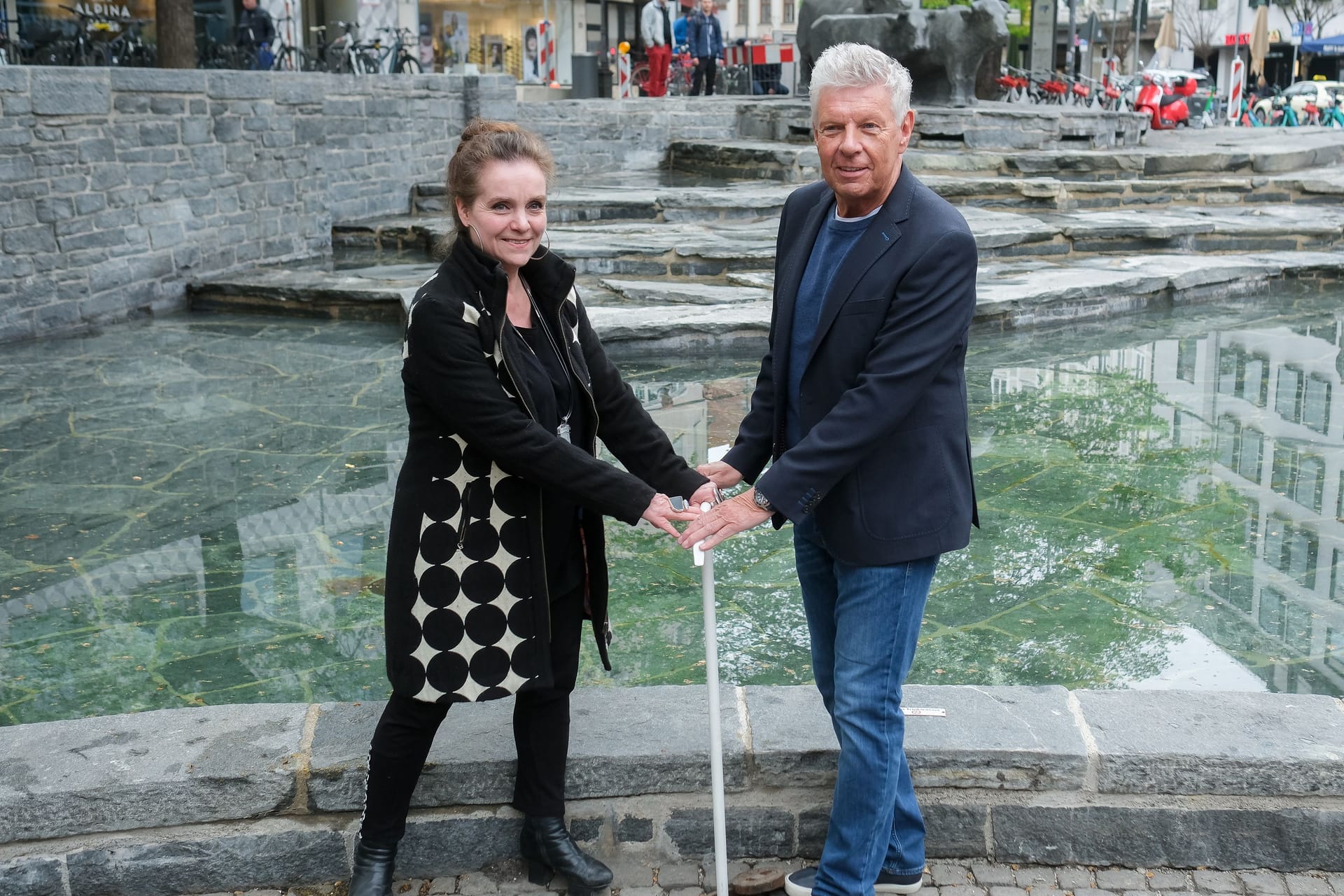 Oberbürgermeister Dieter Reiter (rechts) mir Baureferentin Jeanne-Marie Ehbauer (links): Allmählich werden im ganzen Stadtgebiet die Brunnen aufgedreht.
