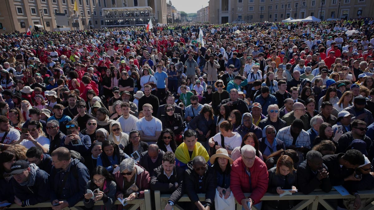 Papst-Beerdigung: Etwa 200.000 Menschen am und um Petersplatz
