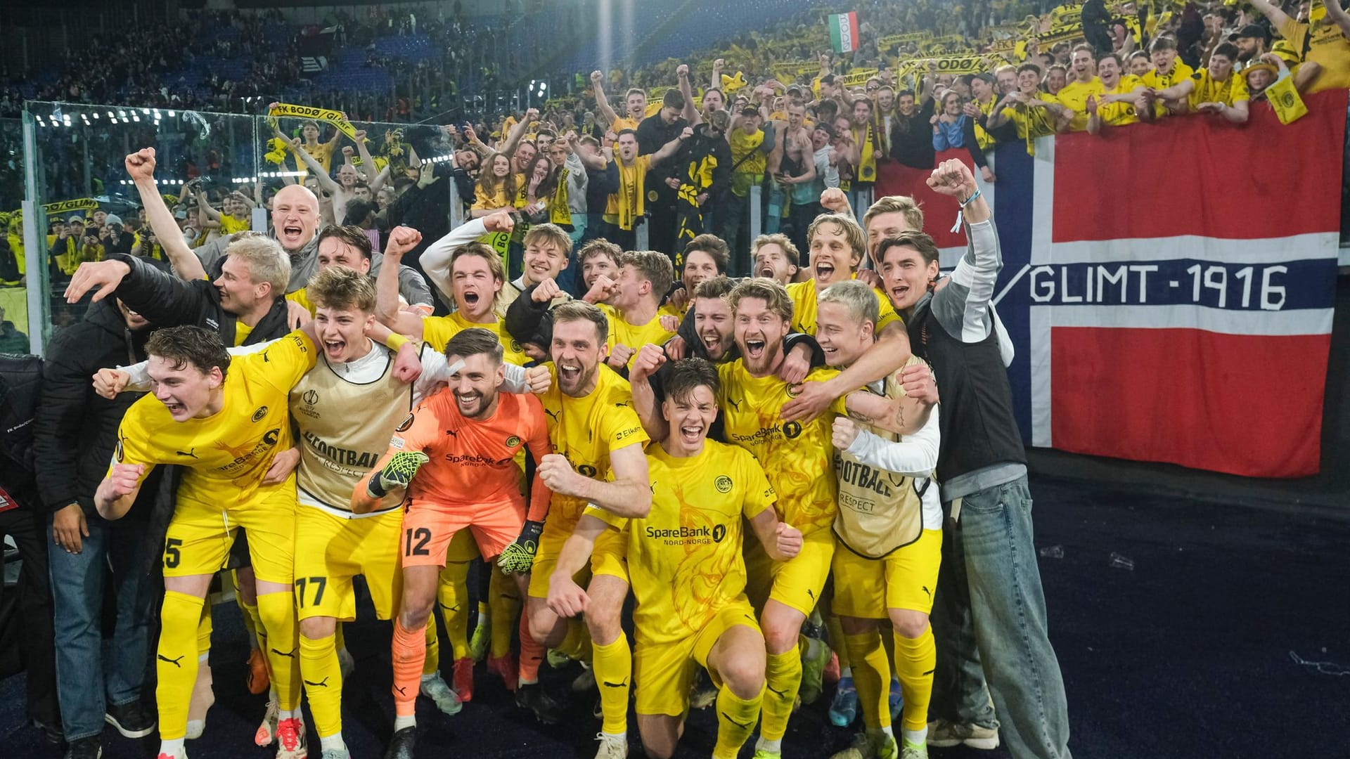 Pure Freude: Nach dem Triumph von Rom feierten die Spieler von FK Bodø/Glimt mit ihren Fans.