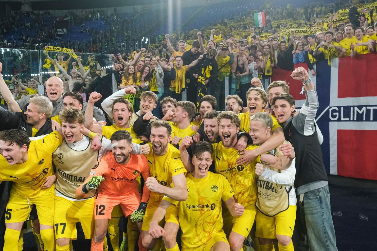 Pure Freude: Nach dem Triumph von Rom feierten die Spieler von FK Bodø/Glimt mit ihren Fans.
