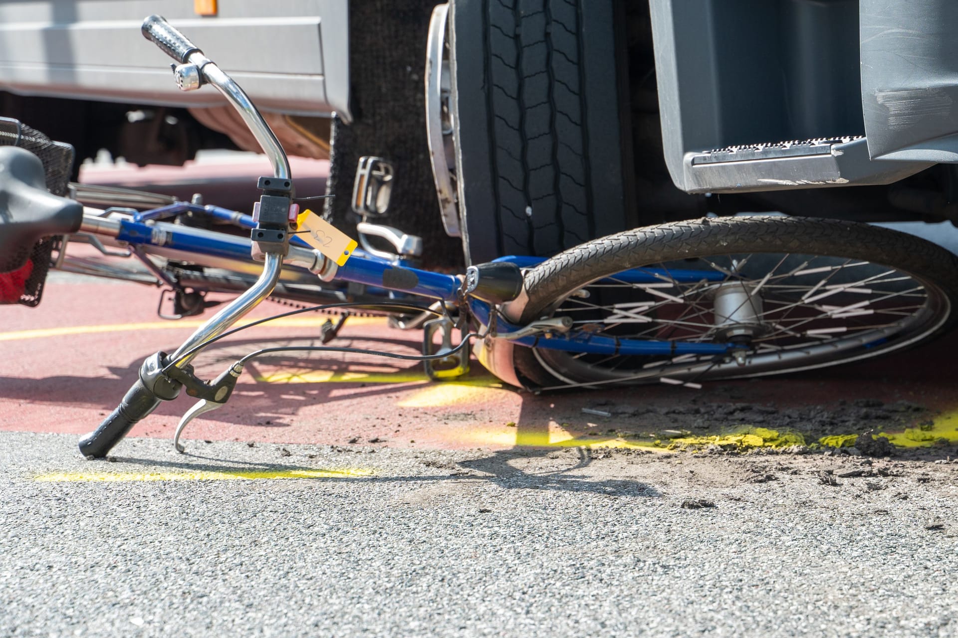 Das Fahrrad liegt unter einem Lkw-Reifen: Eine Radfahrerin wurde bei einem mutmaßlichen Abbiegeunfall in Hamburg schwer verletzt.