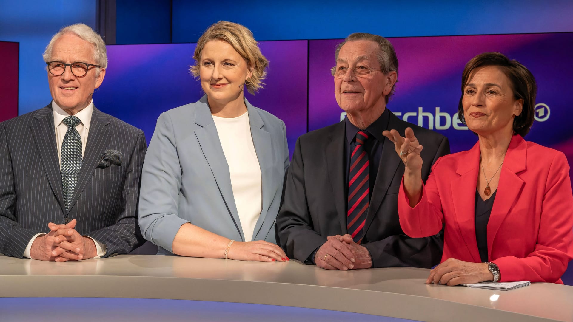 Ex-Botschafter Rüdiger Freiherr von Fritsch, ARD-Korrespondentin Gudrun Engel, Franz Müntefering, und Sandra Maischberger (v.l.n.r.).