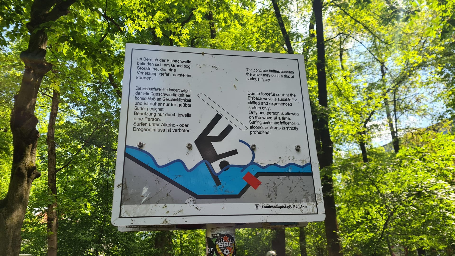 Ein Schild am Eisbach warnt vor der Gefahr durch die Störsteine:
