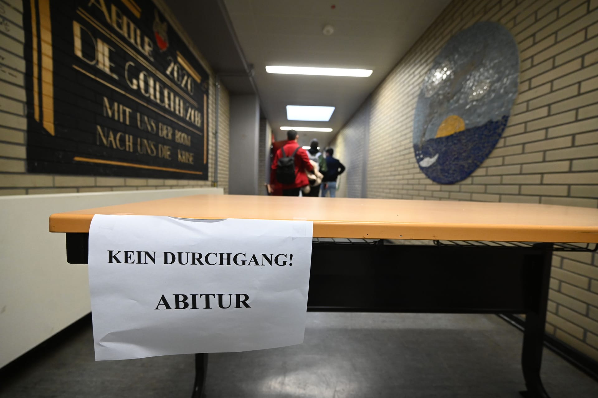 Hinweis auf Abiturprüfung an einem Gymnasium (Archivbild):