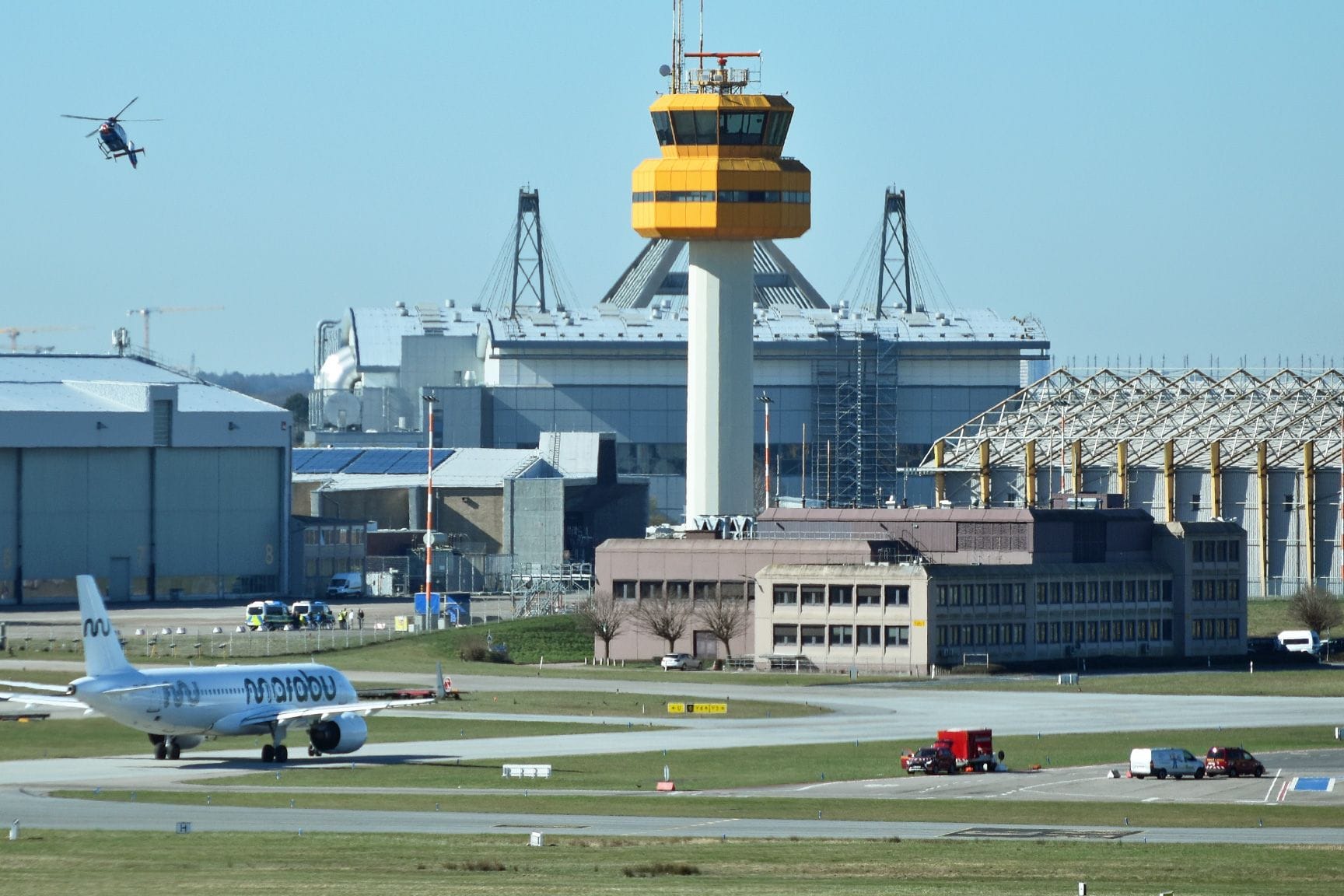 Ein Urlauberjet rollt am Flughafen Hamburg zur Startbahn (Archivbild): Der Airport erwartet bis zu 55.000 Fluggäste.