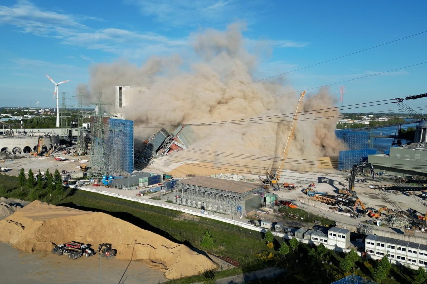 Eine Sprengung brachte das zweite Kesselhaus des ehemaligen Steinkohlekraftwerks in Hamburg Moorburg zum Einsturz: Es war bereits der zweite Anlauf.