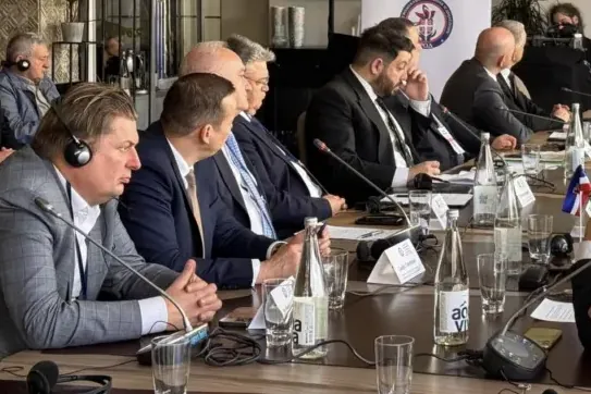 Der AfD-Bundestagsabgeordnete Maximilian Krah in Belgrad: Europäische Russlandfreunde schielen auf ukrainische Grenzgebiete.
