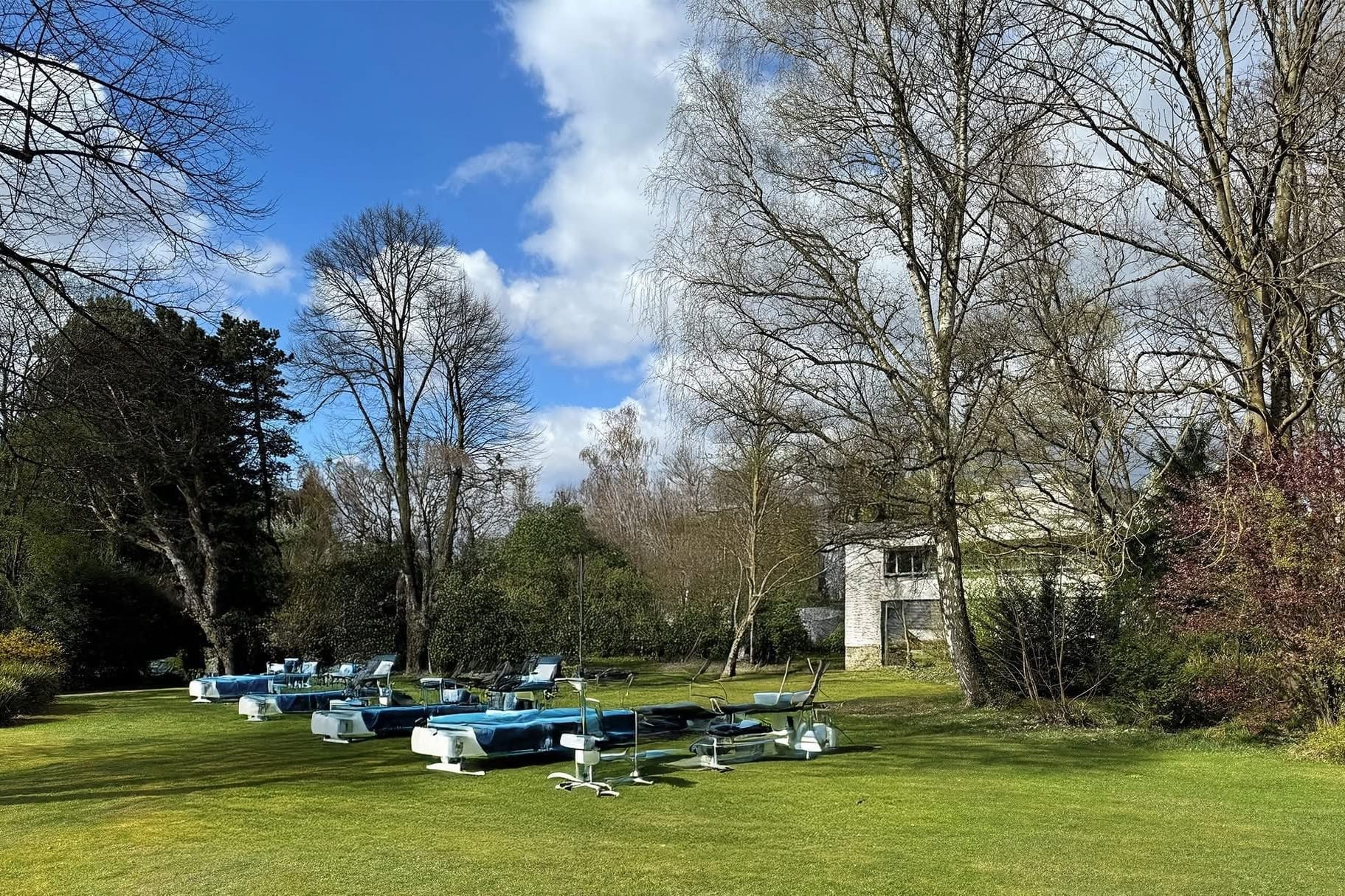 Die Evangelischen Kliniken Essen-Mitte und ihr neuer Operationssaal unter freiem Himmel: Das Krankenhaus hat sich zum 1. April einen kleinen Scherz erlaubt.