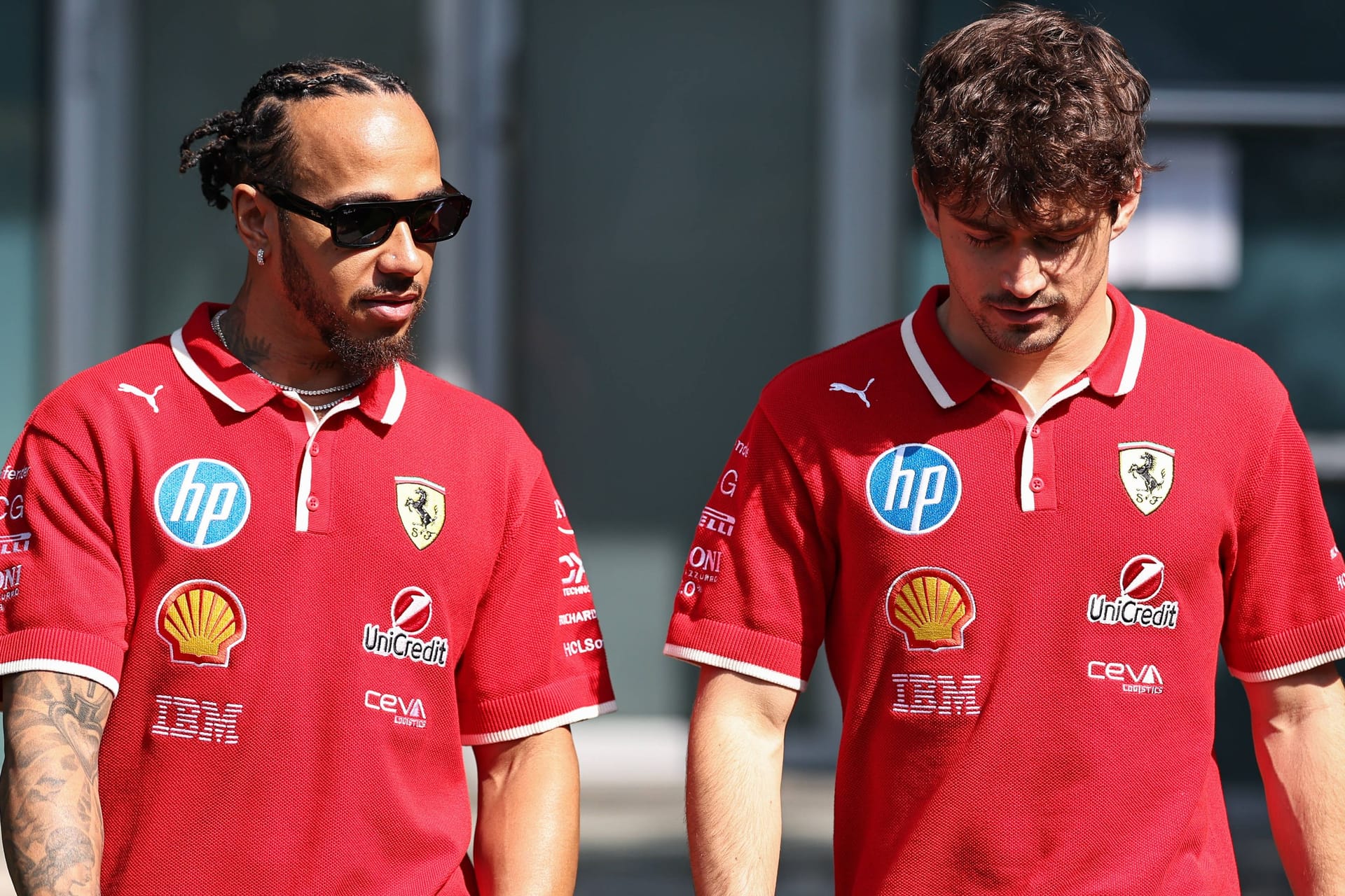 Lewis Hamilton (li.) und Teamkollege Charles Leclerc im traditionellen Ferrari-Rot: Seit 2025 gemeinsam für die "Scuderia".