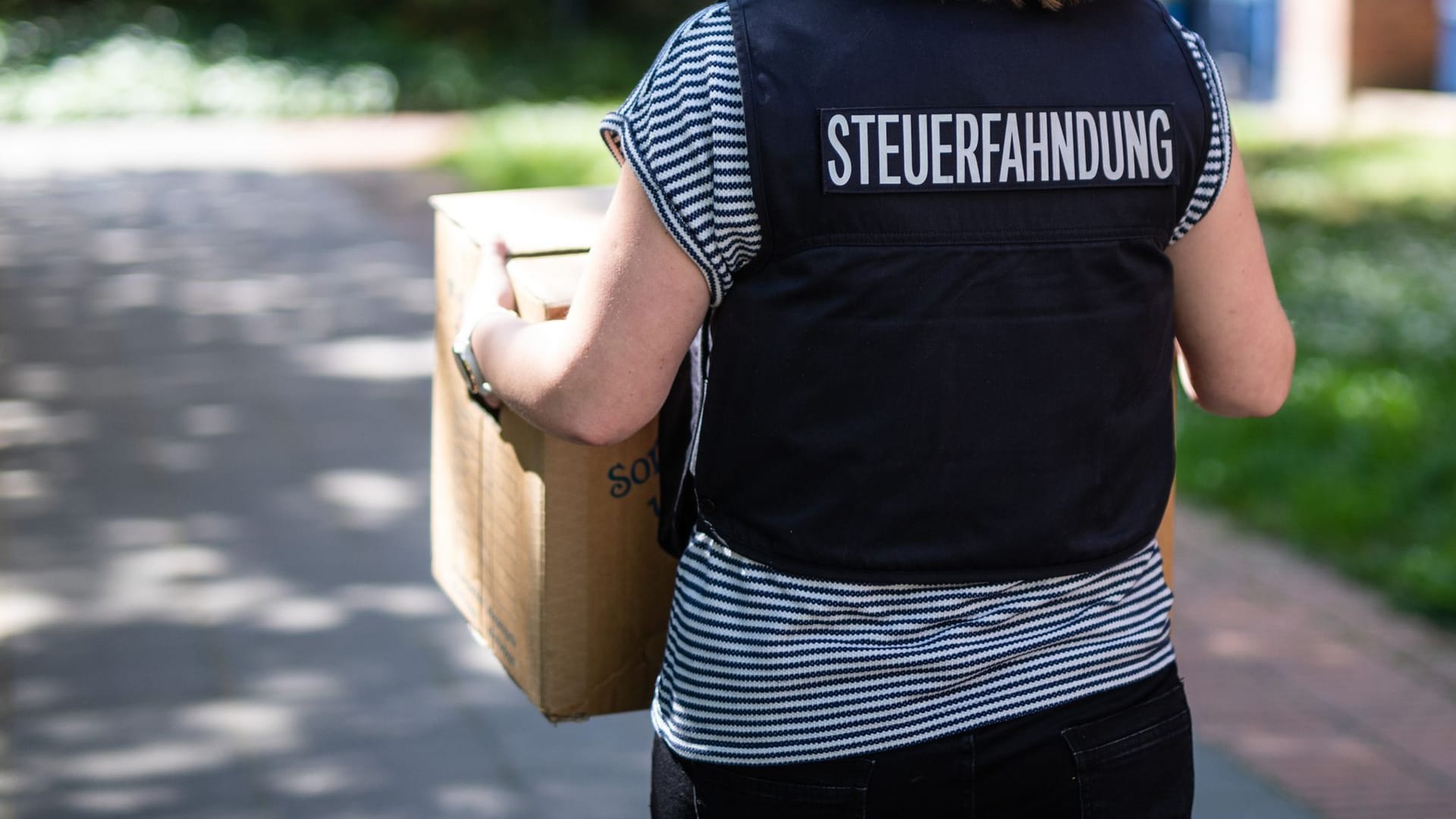 Eine Steuerfahnderin stellt Beweisunterlagen sicher Eine Steuerfahnderin stellt Beweisunterlagen sicher