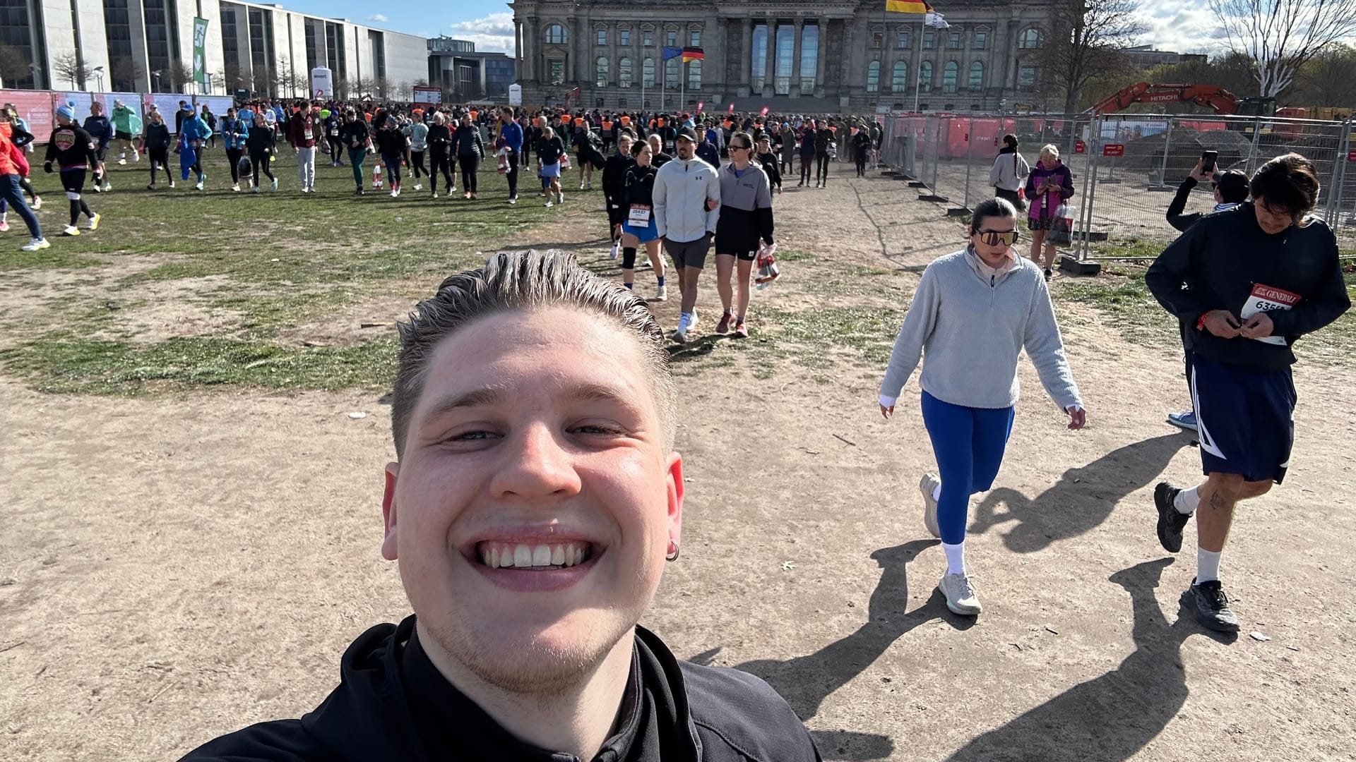 Vor dem Start am Sammelpunkt vor dem Reichstag: Wenig später ist mir das Lachen vergangen.