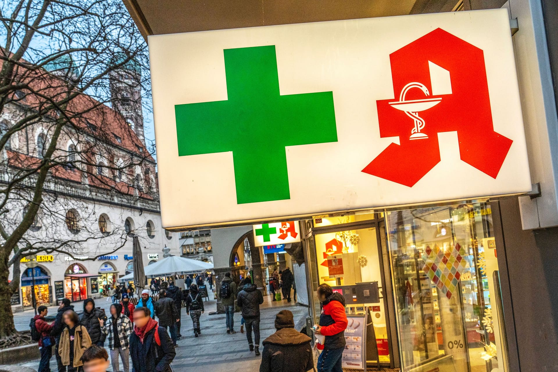 Verdacht auf gefälschte Rezepte (Symbolbild): Eine aufmerksame Apothekenmitarbeiterin schlug Alarm – nun ermittelt die Kripo.