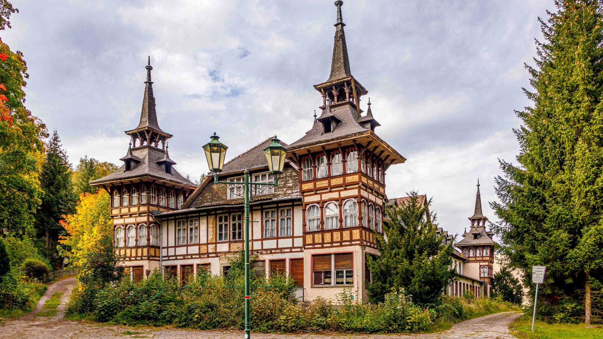 Der Lost Place befindet sich mitten im Kurort Alexisbad.