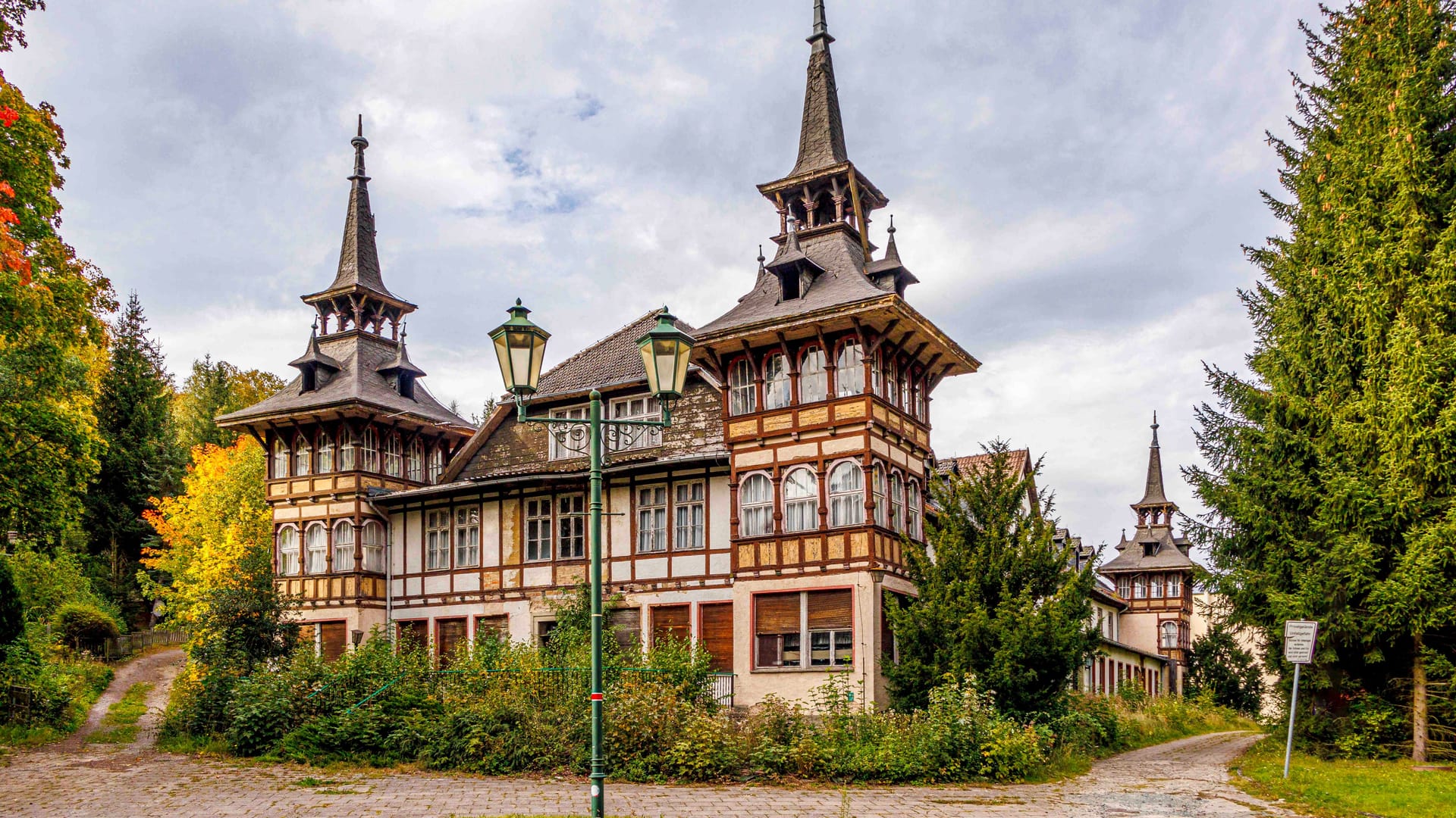 Der Lost Place befindet sich mitten im Kurort Alexisbad. Der Lost Place befindet sich mitten im Kurort Alexisbad.