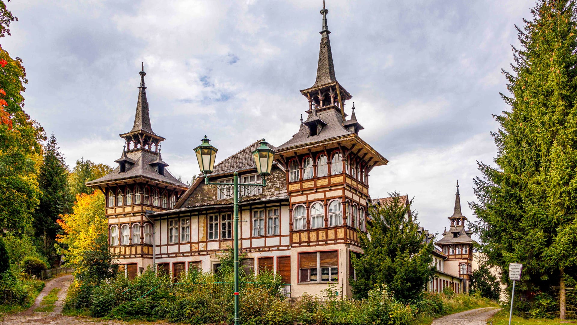 Der Lost Place befindet sich mitten im Kurort Alexisbad.