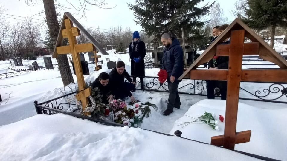 Im Schnee am Grab: Der Brasilianer Raphael Machado in Moskau an der Ruhestätte von Darja Dugina.