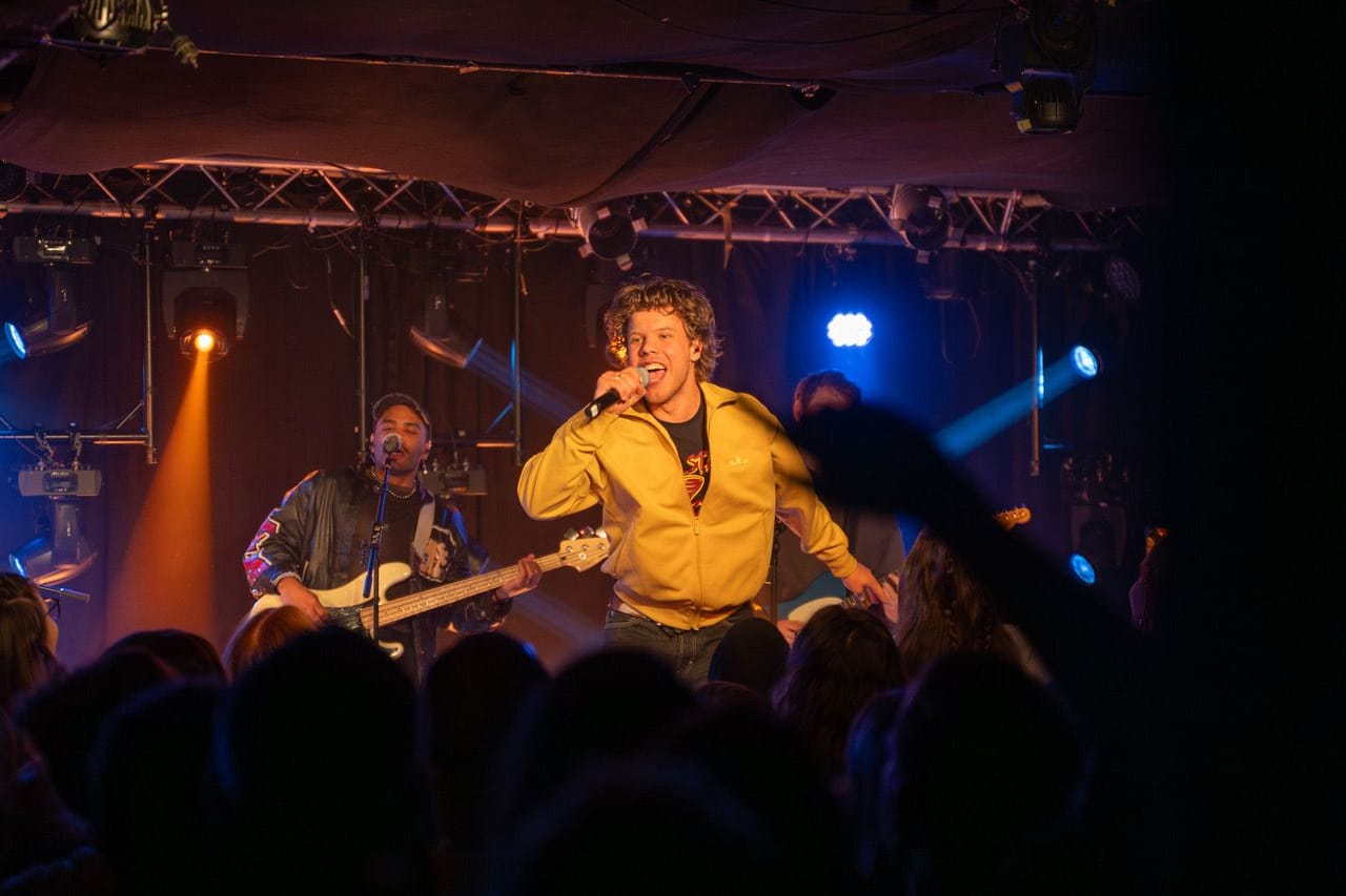 Musiker Zartmann bei seinem Auftritt im Musikbunker: Rund um das 1Live-Event "Absolut Aachen" traten viele Musiker in der Stadt auf.