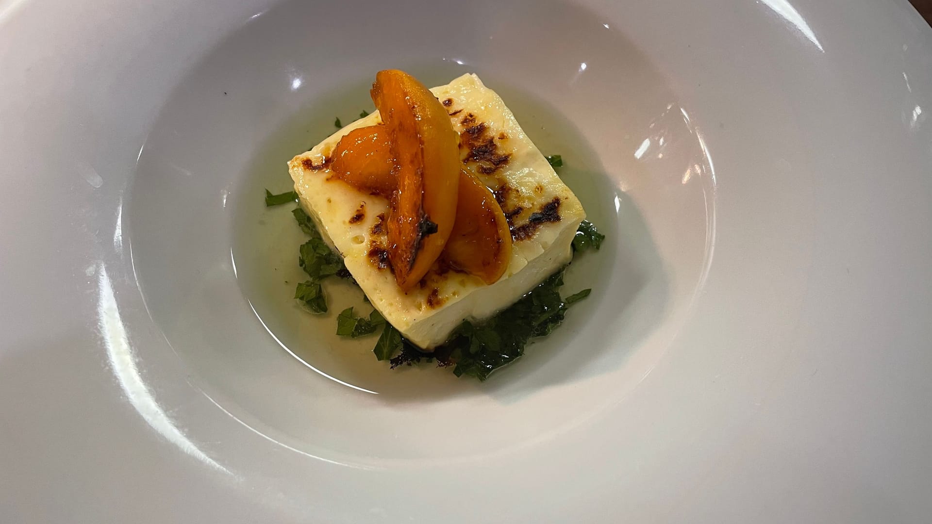 Ein Gang in Palmers Degustations-Menü: Penabscot-Pfirsich mit hausgemachtem Halloumi und Knoblauchöl.