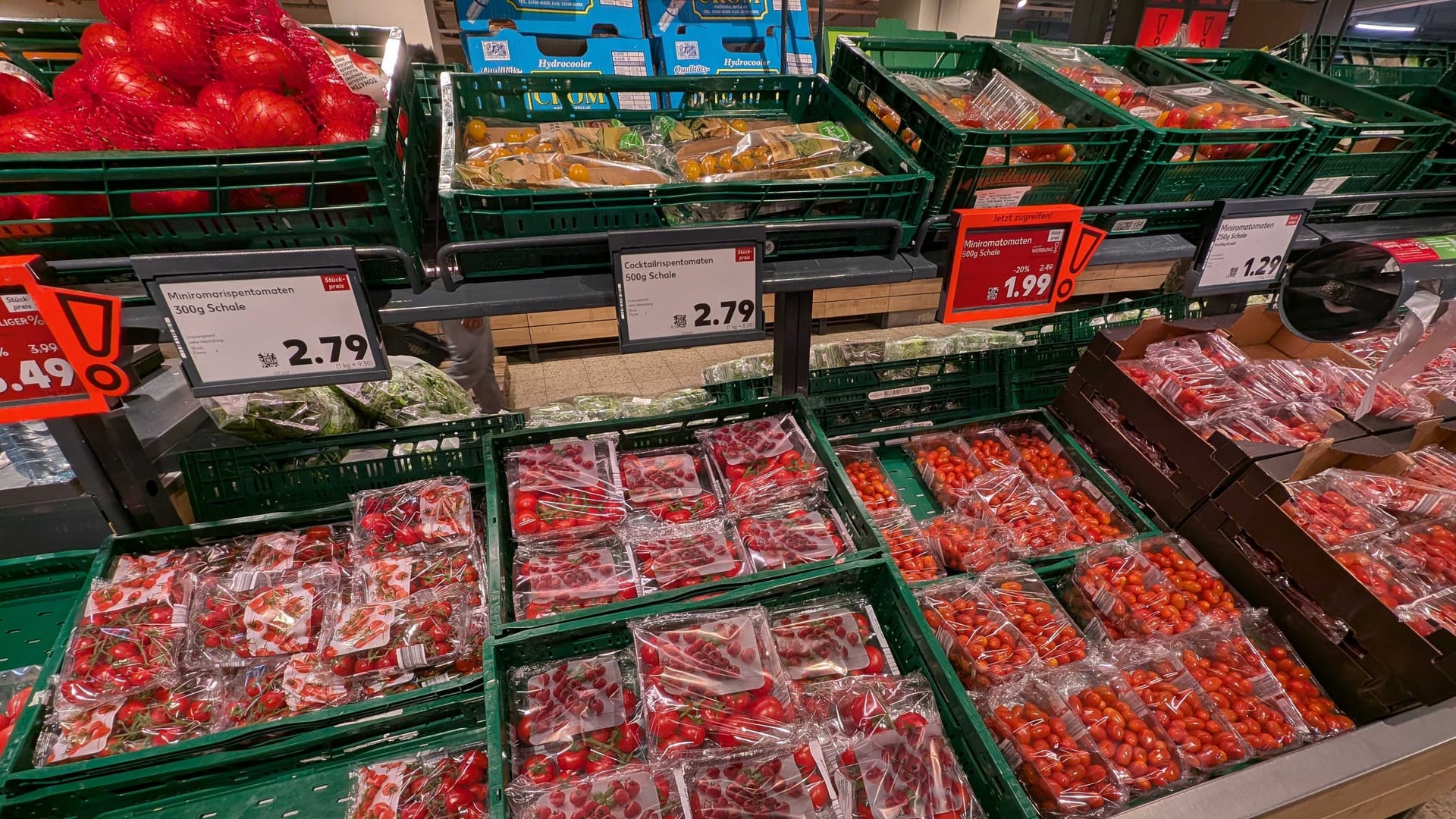 Tomaten in der Auslage im Kaufland Hamburg-St. Georg: Verschimmelte oder beschädigte Produkte lagen dort am Montag nicht.