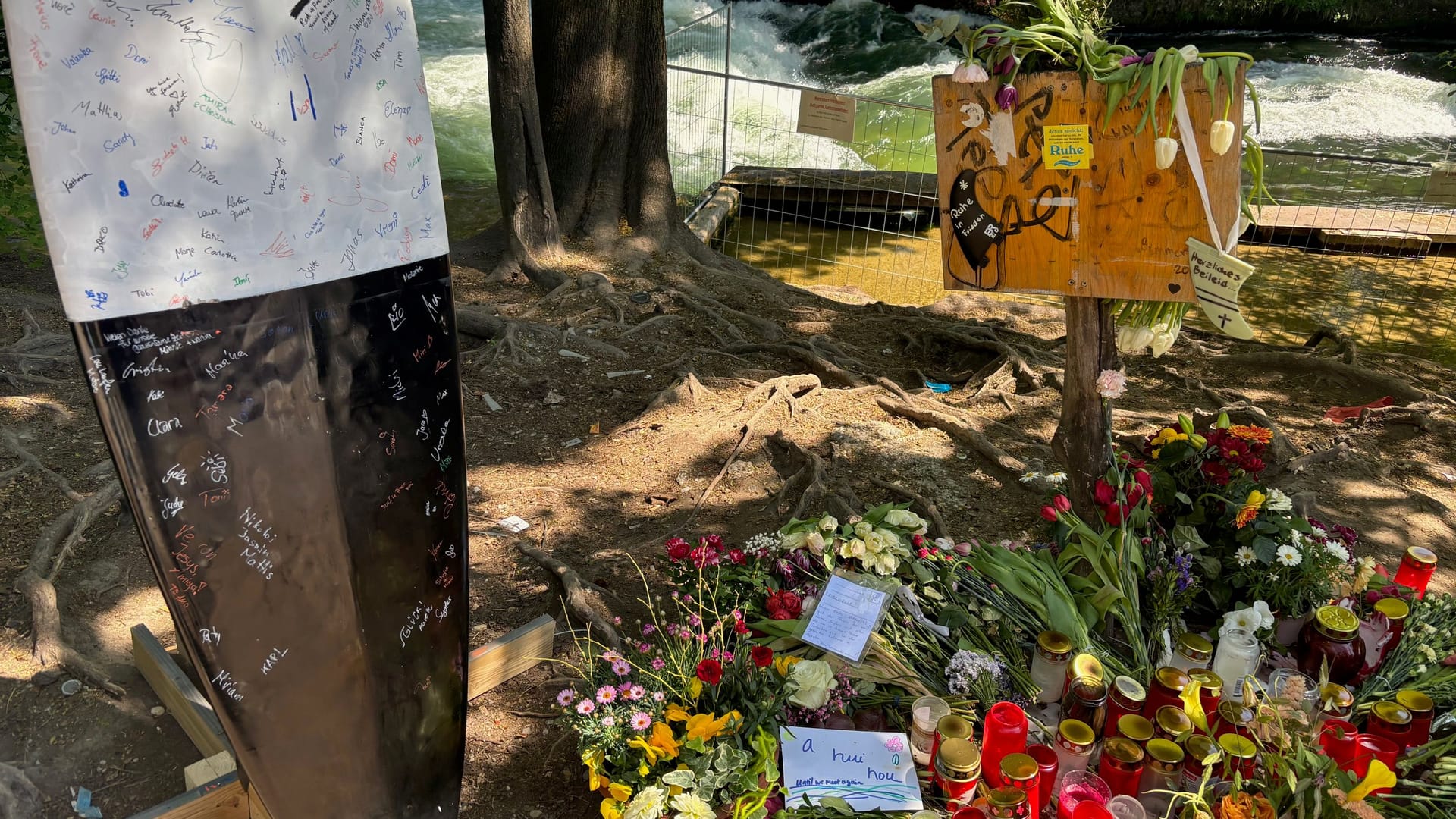 An der Surfwelle E1 am Eisbach drücken die Surfer der Verunglückten ihr Beileid mit Blumen und Kerzen aus. An der Surfwelle E1 am Eisbach drücken die Surfer der Verunglückten ihr Beileid mit Blumen und Kerzen aus.