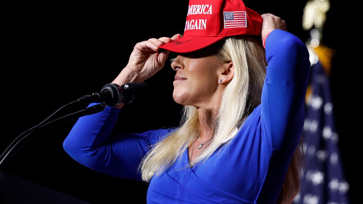 Marjorie-Taylor-Greene-enth-llt-Republikaner-l-stern-hinter-Trumps-R-cken