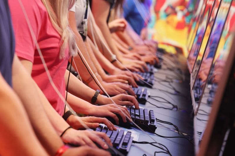 Messebesucher testen ein Computerspiel auf der Kölner Videospielmesse Gamescom (Archivbild): Die Gaming-Messe bleibt in Köln.