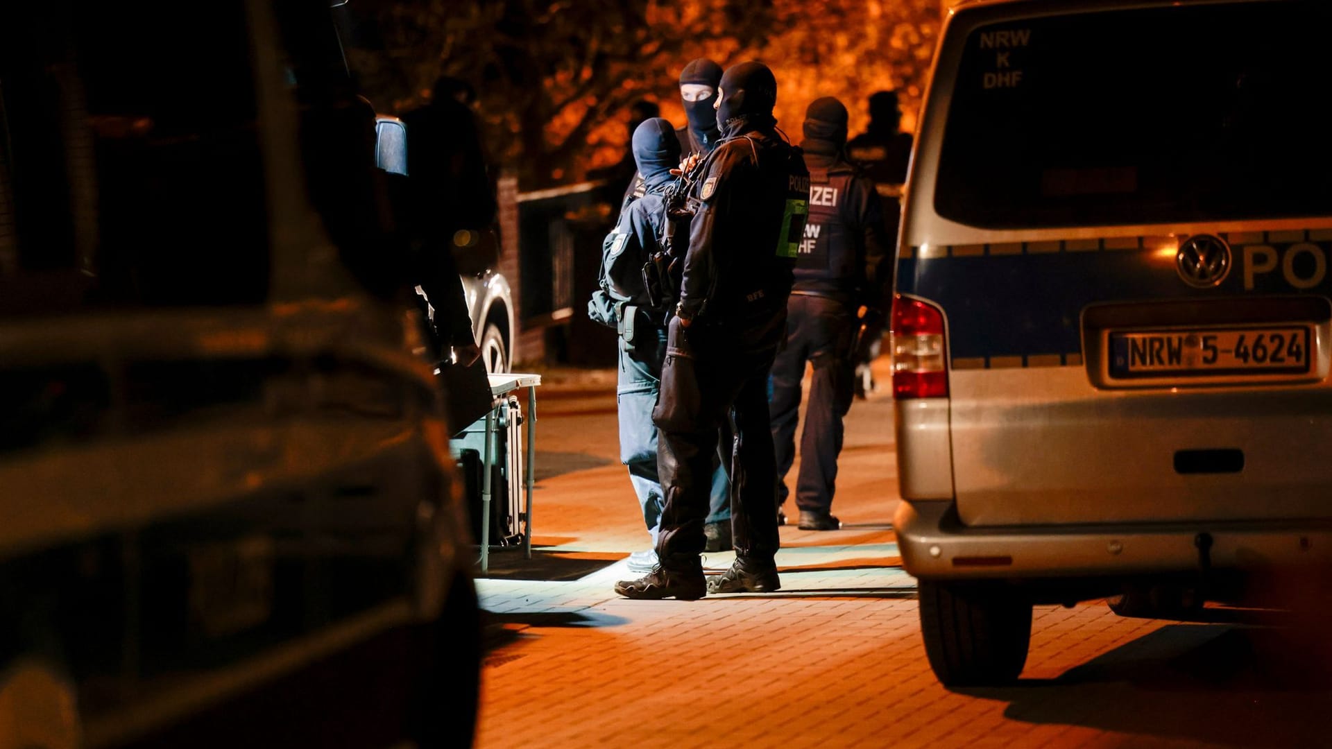 Einsatzkräfte der Polizei bei einem Einsatz im Rocker-Milieu (Symbolfoto): Ein Verdächtiger hat sich wohl in die Türkei abgesetzt. Einsatzkräfte der Polizei bei einem Einsatz im Rocker-Milieu (Symbolfoto): Ein Verdächtiger hat sich wohl in die Türkei abgesetzt.