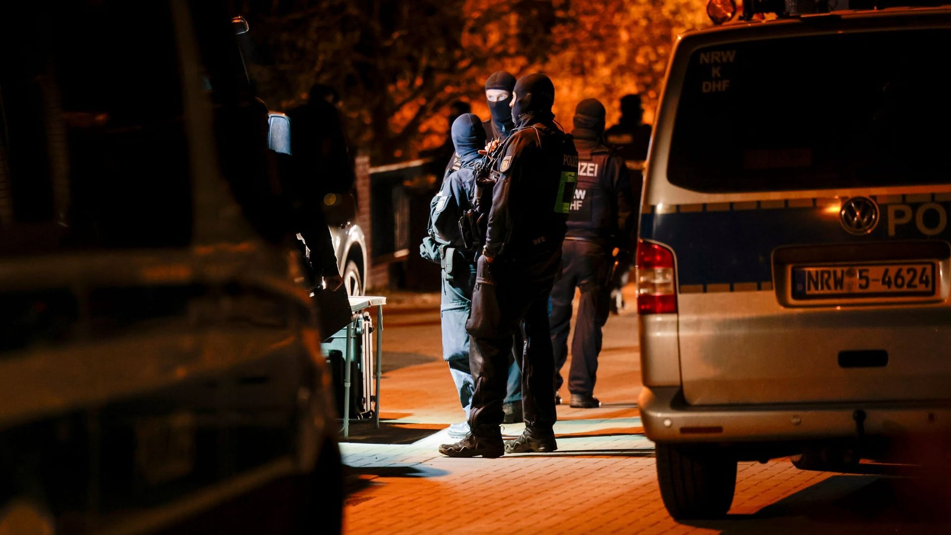 Einsatzkräfte der Polizei bei einem Einsatz im Rocker-Milieu (Symbolfoto): Ein Verdächtiger hat sich wohl in die Türkei abgesetzt. Einsatzkräfte der Polizei bei einem Einsatz im Rocker-Milieu (Symbolfoto): Ein Verdächtiger hat sich wohl in die Türkei abgesetzt.