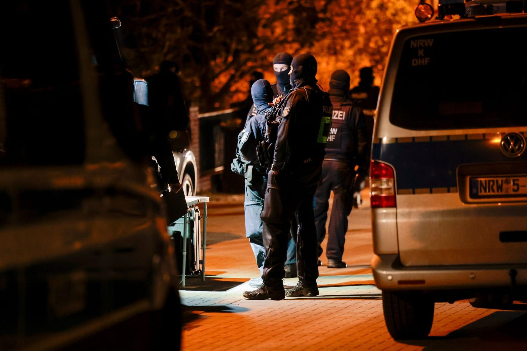 Einsatzkräfte der Polizei bei einem Einsatz im Rocker-Milieu (Symbolfoto): Ein Verdächtiger hat sich wohl in die Türkei abgesetzt.