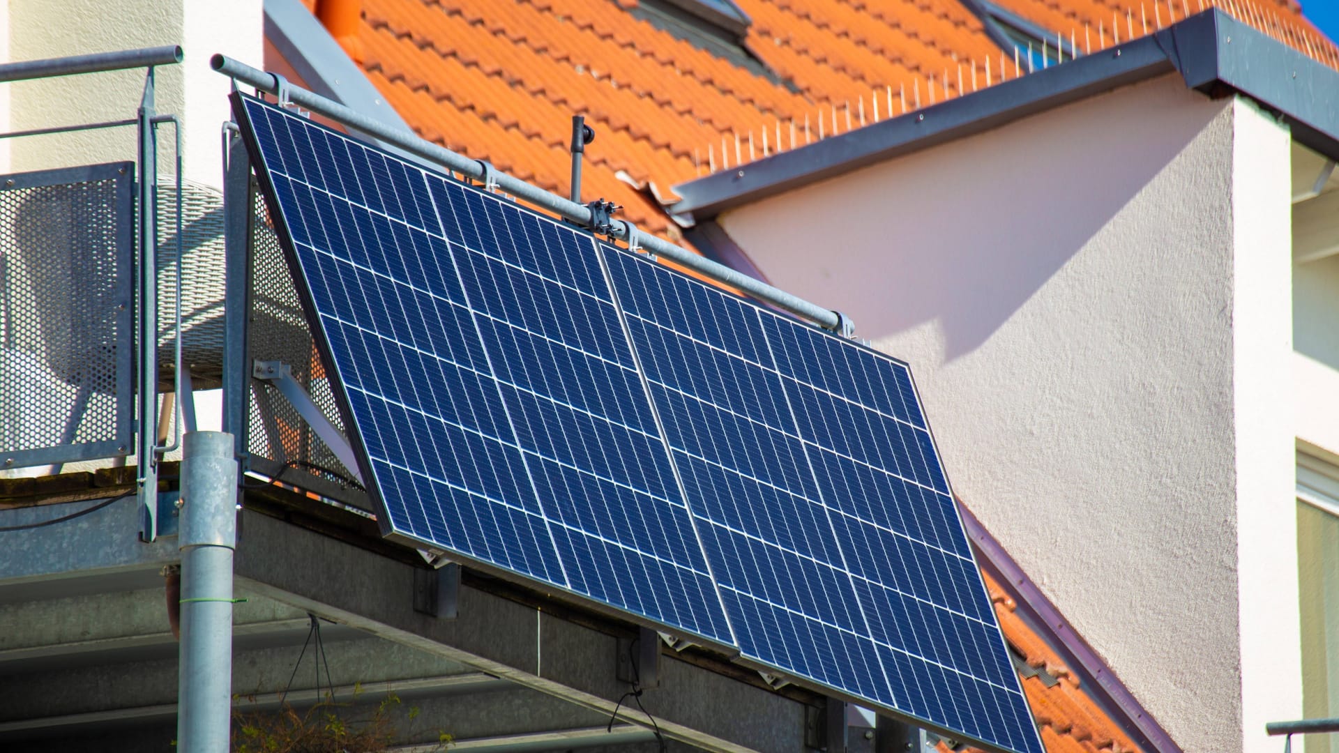 Balkonkraftwerk: Mit der Mini-Solaranlage lässt sich die Stromrechnung reduzieren.