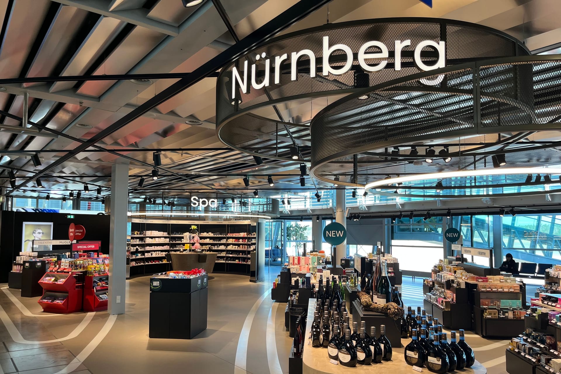 Der neue Shop im Airport Nürnberg: Fluggäste könnten sich dort mit Getränken, Snacks und anderen Produkten zum Mitnehmen oder zum vor Ort Verzehren eindecken.