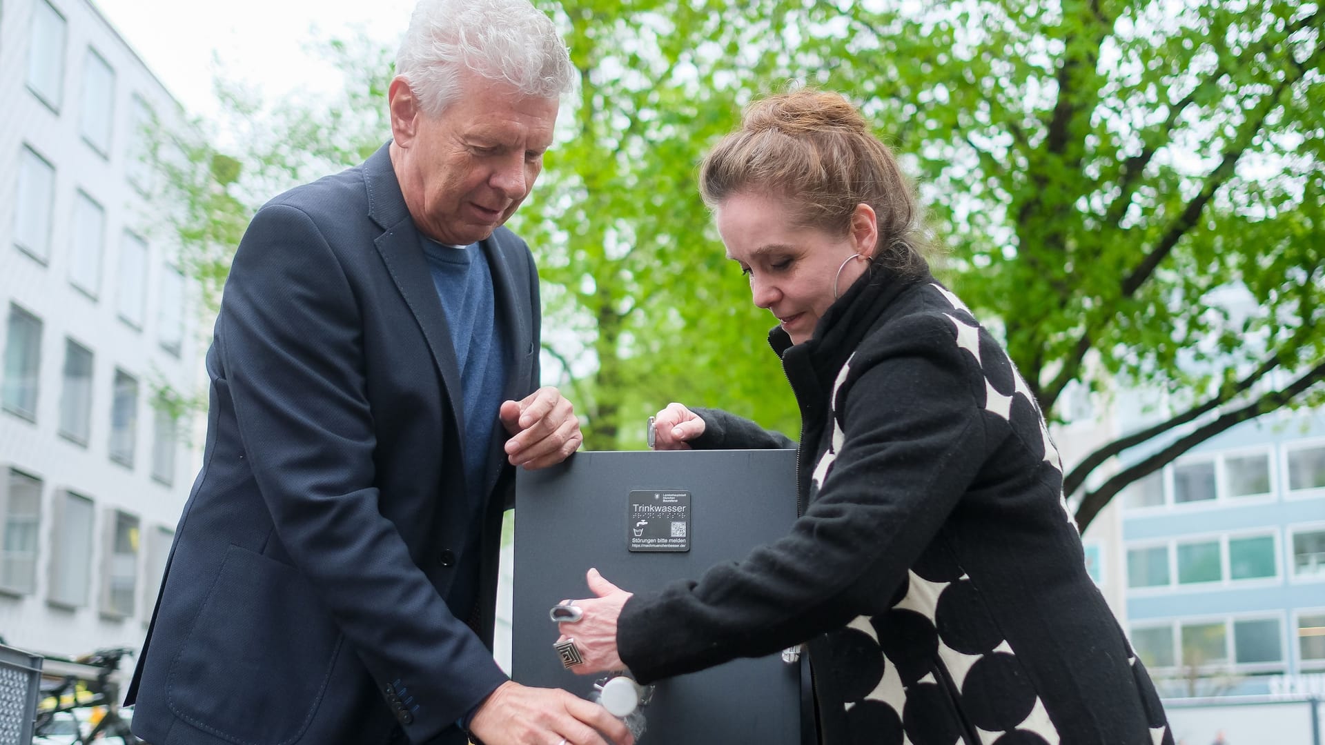 Oberbürgermeister Dieter Reiter (links) mir Baureferentin Jeanne-Marie Ehbauer (rechts): Neben den Brunnen werden auch die Trinkwasserspender wieder in Betrieb genommen