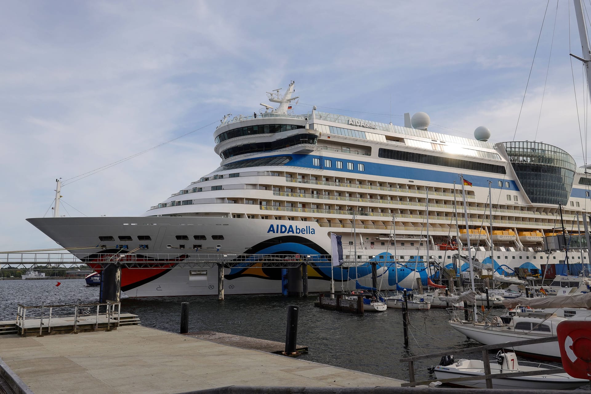 Das Kreuzfahrtschiff "Aida Bella" (Archivbild): Auf dem letzten Seetag vor der Ankunft in Hamburg wird der Ehrentag zelebriert.