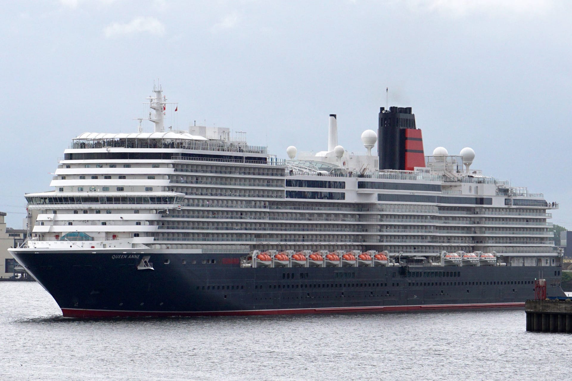 "Queen Anne" im Hafen von Hamburg (Archivbild): Nach ihrer ersten Weltreise steht die nächste Kreuzfahrt schon bevor.