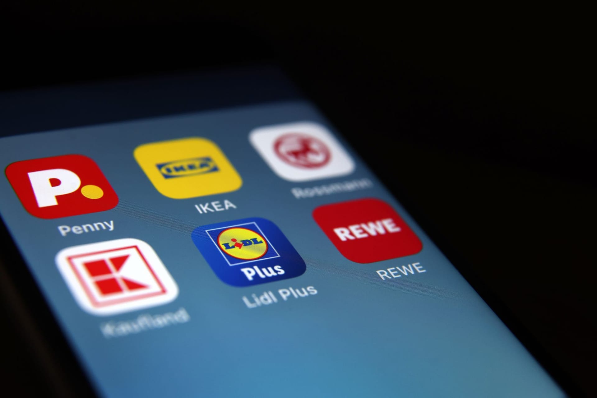 Apps der Handelsketten Penny, Ikea, Rossmann, Kaufland, Lidl und Rewe sind auf dem Display eines iPhone zu sehen.