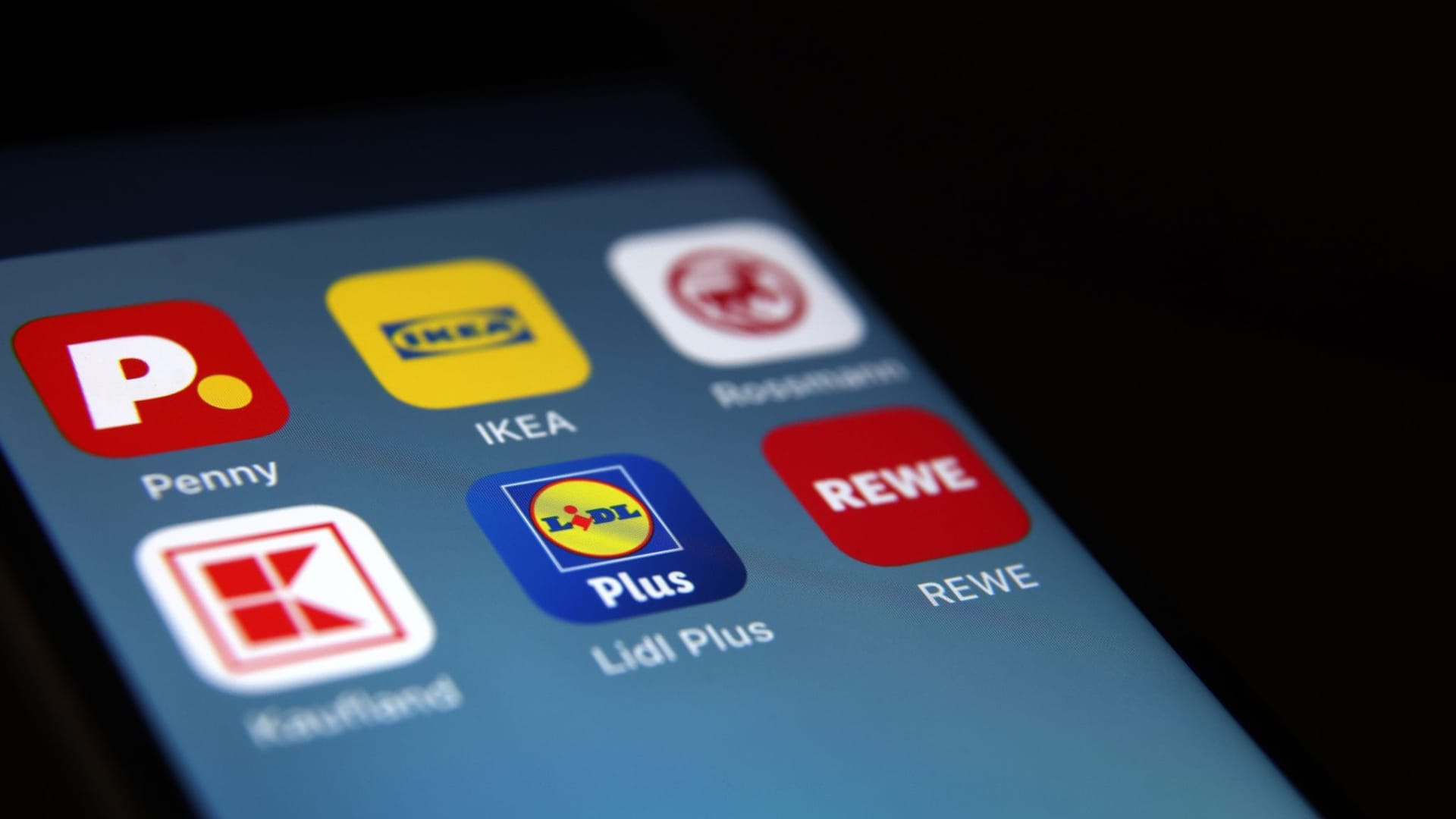 Apps der Handelsketten Penny, Ikea, Rossmann, Kaufland, Lidl und Rewe sind auf dem Display eines iPhone zu sehen. Apps der Handelsketten Penny, Ikea, Rossmann, Kaufland, Lidl und Rewe sind auf dem Display eines iPhone zu sehen.