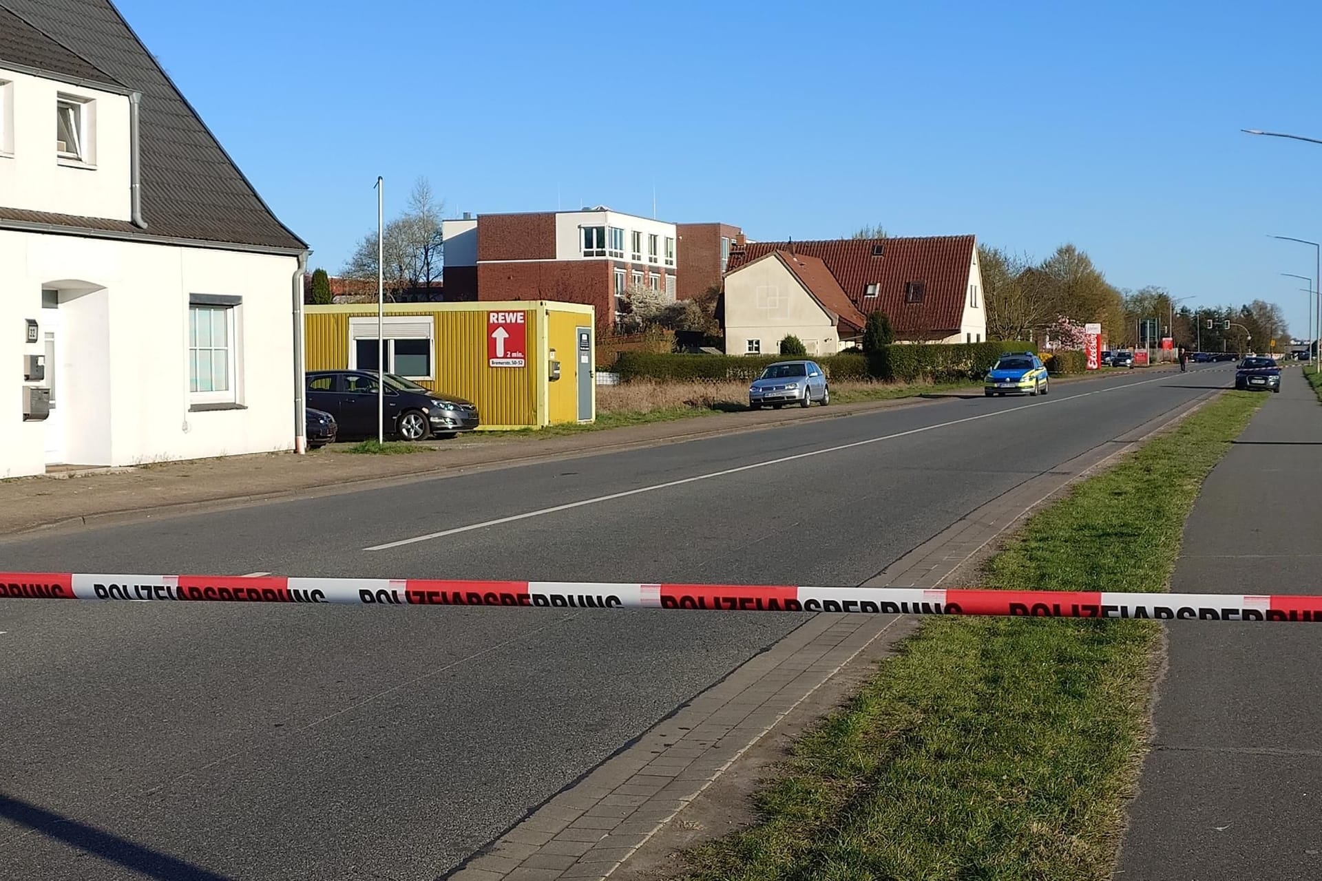 Der Tatort in Seckenhausen. Die Bundesstraße 322 ist derzeit voll gesperrt.