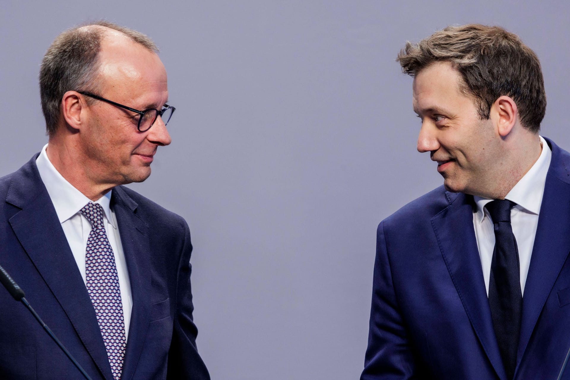 Friedrich Merz und Lars Klingbeil bei einer Pressekonferenz nach erfolgreichen Koalitionsverhandlungen zwischen SPD und CDU/CSU in Berlin.