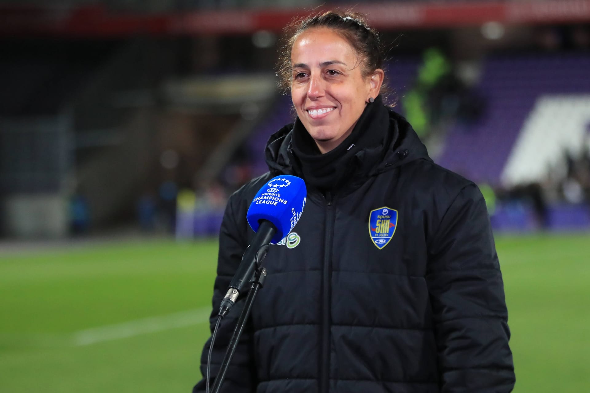 Liése Brancão während eines Interviews (Archivbild): Die 43-Jährige wird im Sommer 2025 Trainerin der HSV-Frauen.