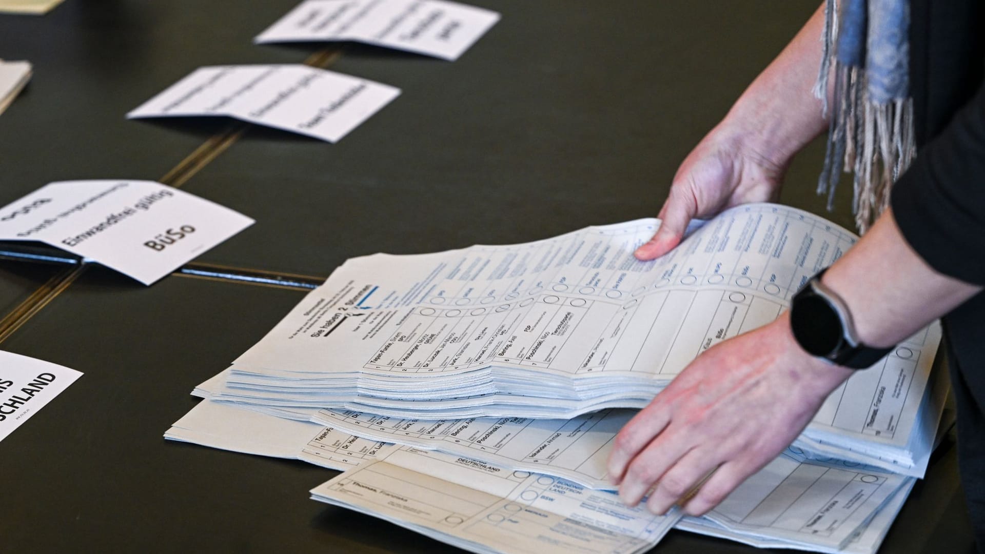 Nach der Bundestagswahl - Öffentliche Nachzählung in Schöneberg